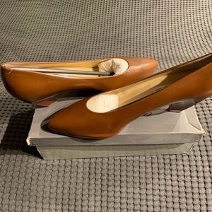 Bandolino Mandolinist Leather Pumps - NEW | 2” Kitten Heel